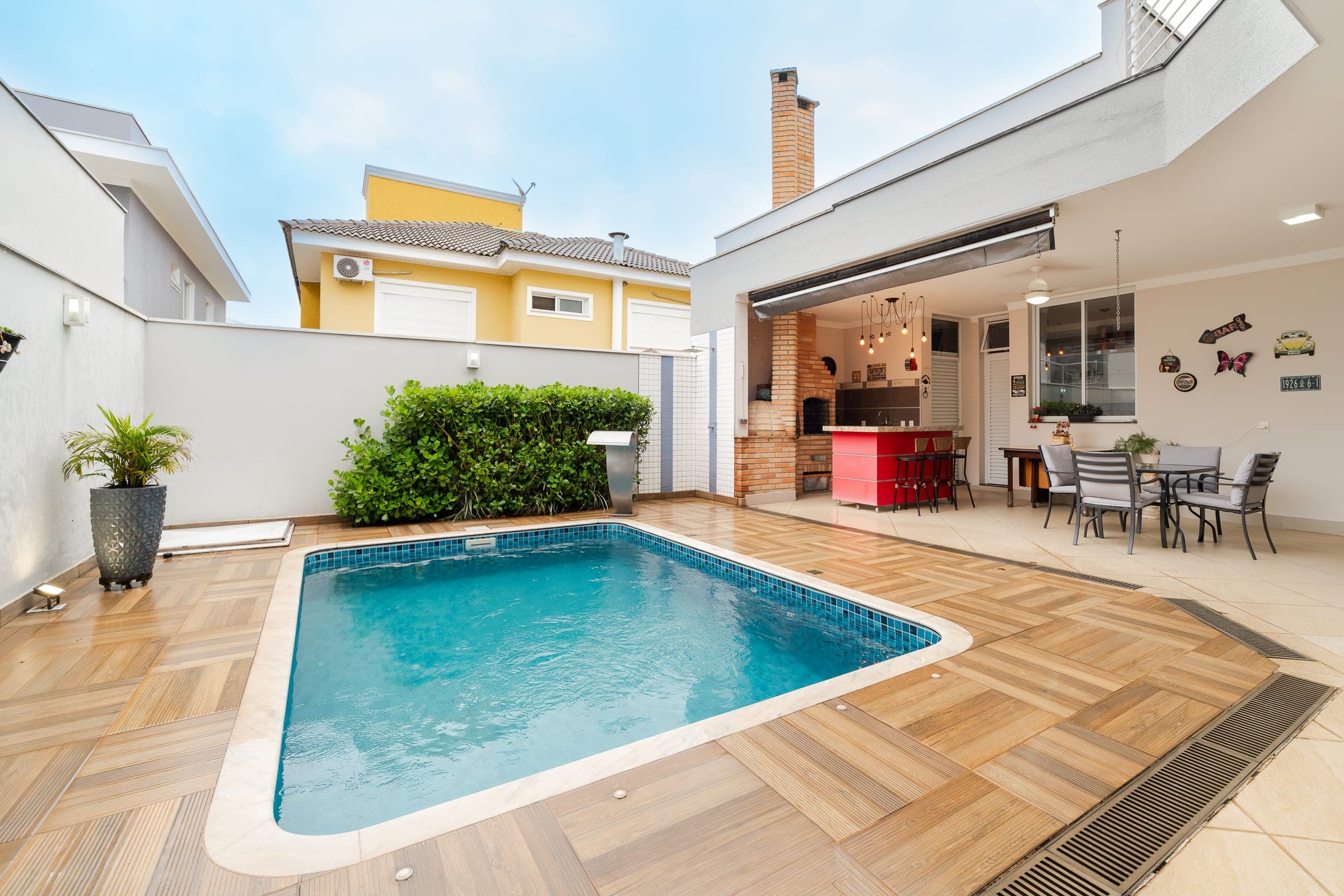 Piscina com área de lazer